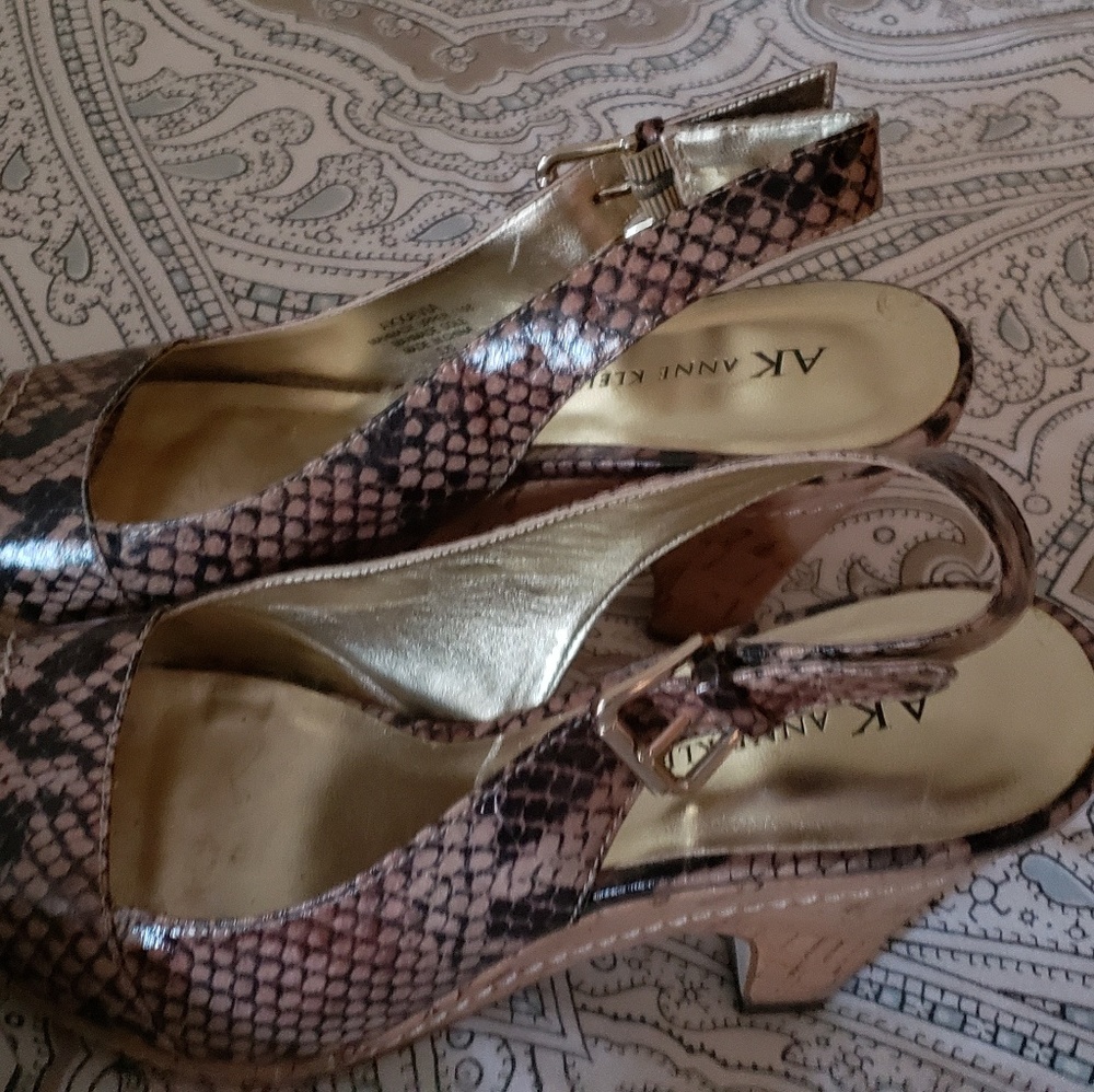 Nice perfect condition worn once. - Picture 2 of 7